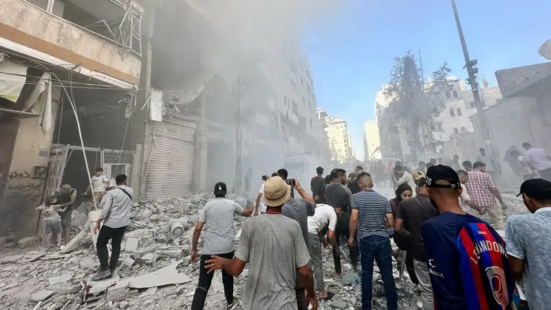 غارات إسرائيلية عنيفة على غزة وتهديدات باغتيال قادة حماس بالخارج 