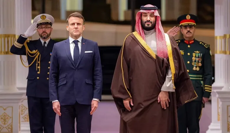 ولي العهد السعودي محمد بن سلمان وماكرون يبحثان دعم حل الدولتين بفلسطين 