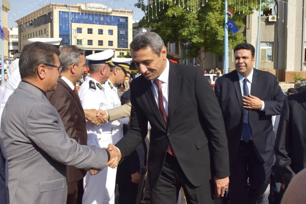محافظ السويس وقائد الجيش الثالث يضعان أكاليل الزهور على النصب التذكاري