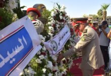 محافظ السويس وقائد الجيش الثالث يضعان أكاليل الزهور على النصب التذكاري 