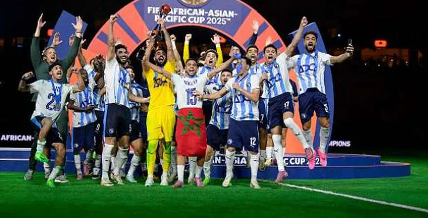 كاف يشيد بتتويج بيراميدز بالسوبر الإفريقي ويصفه بإنجاز تاريخي