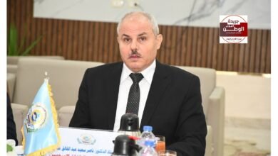 رئيس جامعة قناة السويس يهنئ الدكتور أحمد عزمي بتعيينه عميدًا لكلية التجارة