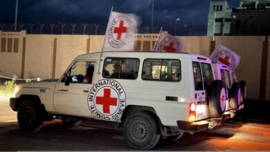 حافلات الصليب الأحمر يستعد لاستقبال الأسرى وتعديلات إسرائيلية بالقوائم النهائية 