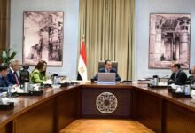 رئيس الوزراء يبحث تنمية الموارد الذاتية وتطوير الإدارة المحلية 