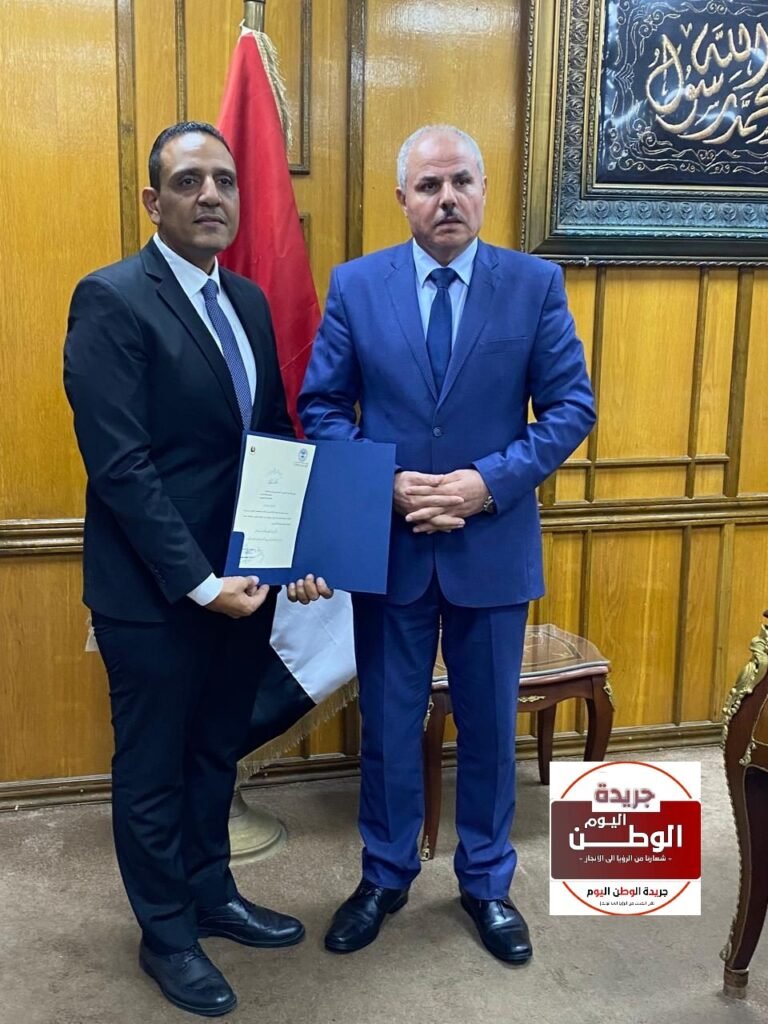 رئيس جامعة قناة السويس يهنئ الدكتور أحمد عزمي