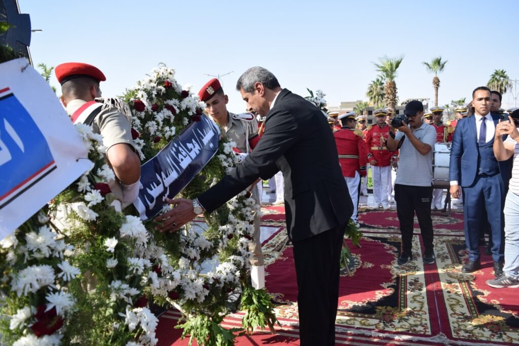 محافظ السويس وقائد الجيش الثالث يضعان أكاليل الزهور على النصب التذكاري