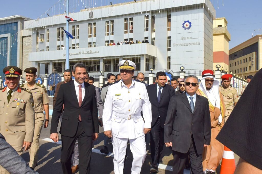 محافظ السويس وقائد الجيش الثالث يضعان أكاليل الزهور على النصب التذكاري