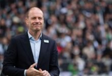 ياس سوروب يعاين أرضية مختار التتش بدقة على طريقة كولر 