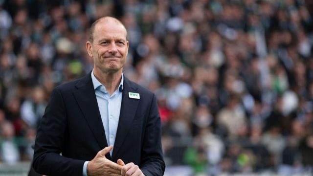 ياس سوروب يعاين أرضية مختار التتش بدقة على طريقة كولر 