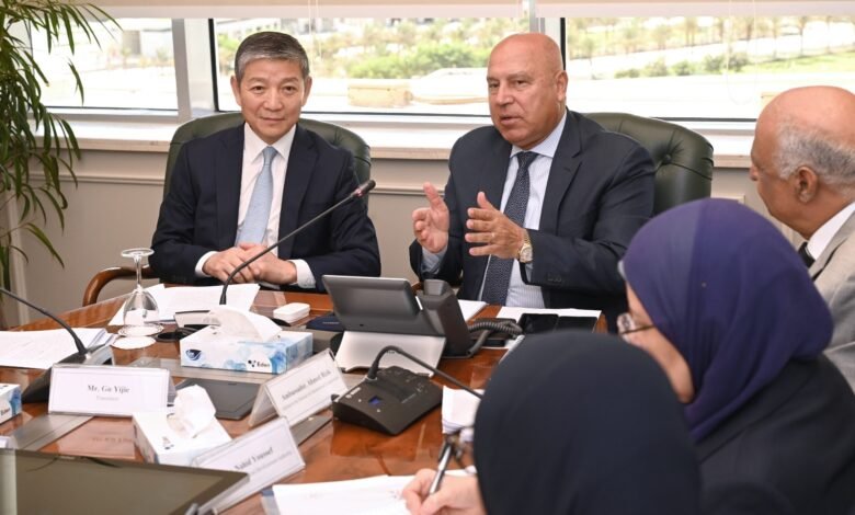 نائب رئيس الوزراء يبحث مع السفير الصيني تعزيز التعاون الصناعي والنقلي