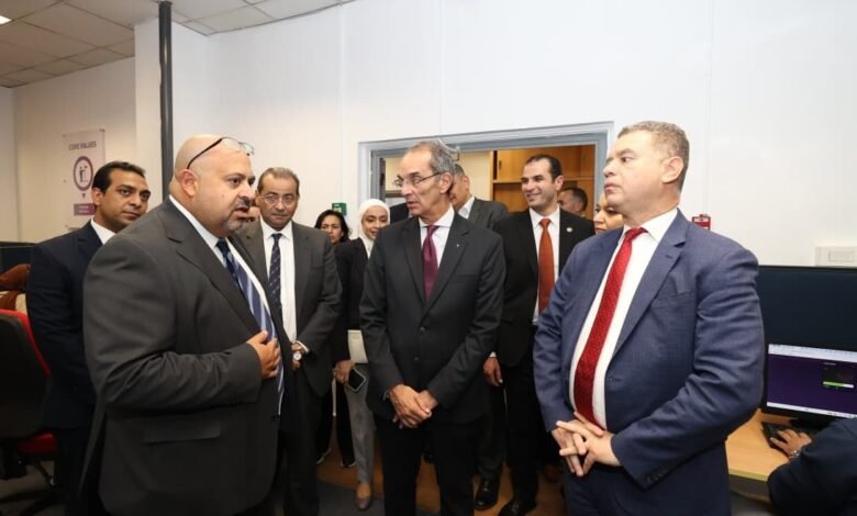 وزير الاتصالات يتفقد شركات تكنولوجيا معلومات وريادة أعمال بصعيد مصر 