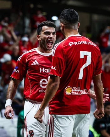 الاهلي يتخطي سيراميك بثنائية