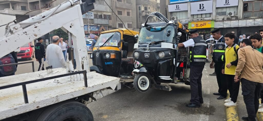 حملات مرورية مكثفة بالزقازيق لضبط السرفيس والتوك توك المخالف