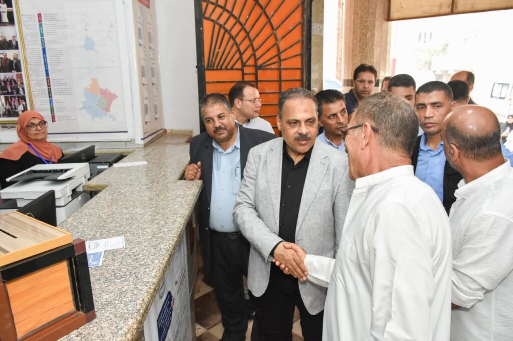 محافظ الشرقية يتابع العمل بالمركز التكنولوجي بالقنايات ويستمع للمواطنين