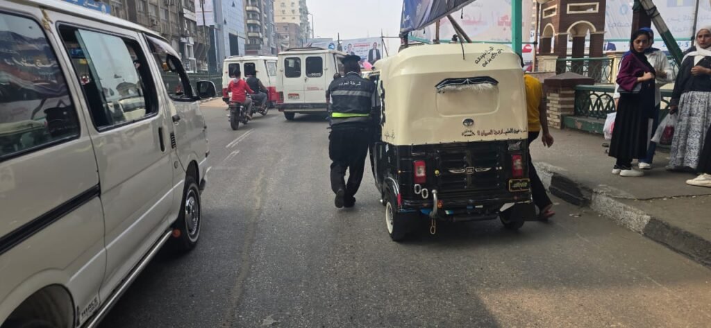 حملات مرورية مكثفة بالزقازيق لضبط السرفيس والتوك توك المخالف