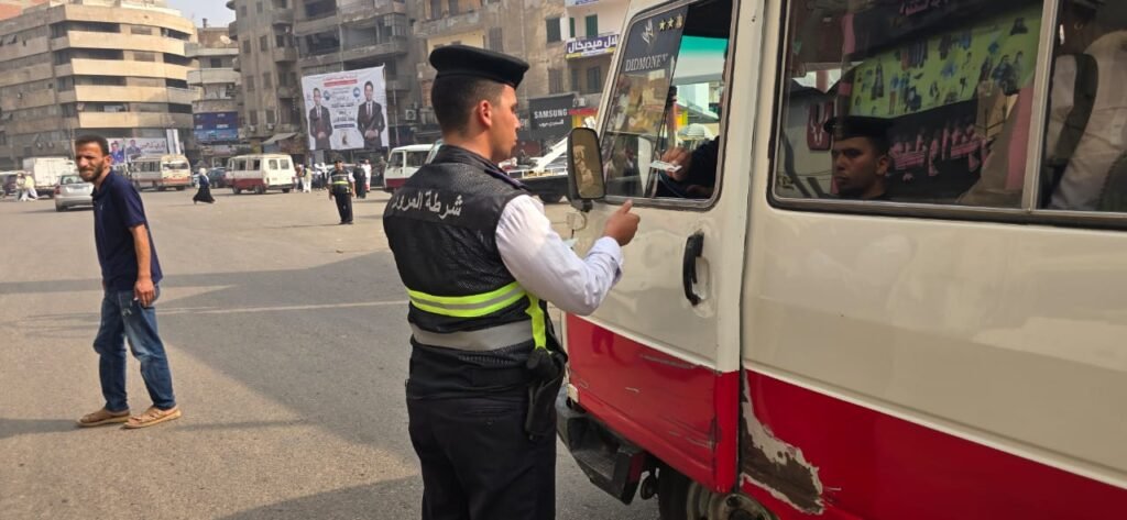 حملات مرورية مكثفة بالزقازيق لضبط السرفيس والتوك توك المخالف