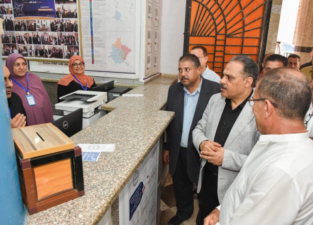 محافظ الشرقية يتابع العمل بالمركز التكنولوجي بالقنايات ويستمع للمواطنين