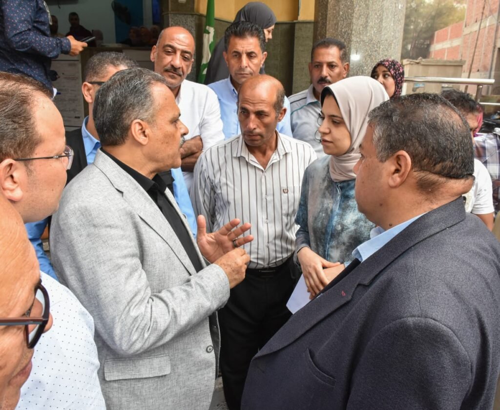 محافظ الشرقية يتابع العمل بالمركز التكنولوجي بالقنايات ويستمع للمواطنين