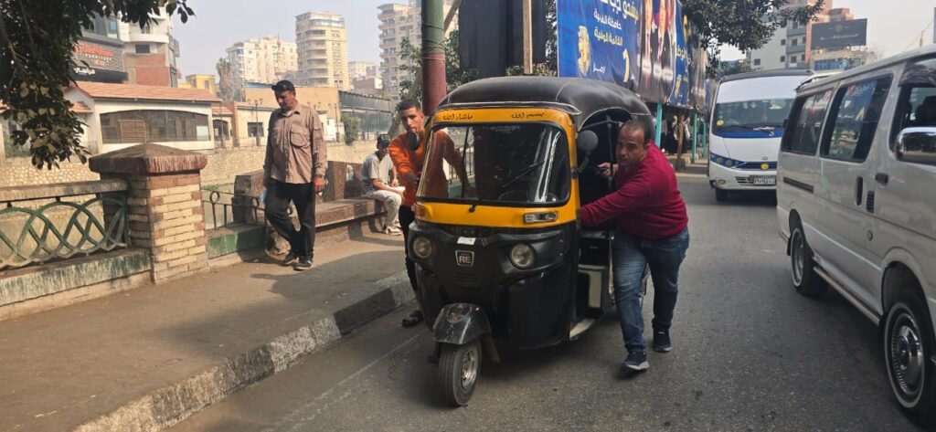 حملات مرورية مكثفة بالزقازيق لضبط السرفيس والتوك توك المخالف