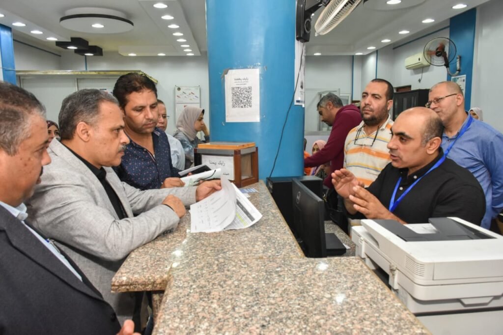 محافظ الشرقية يتابع العمل بالمركز التكنولوجي بالقنايات ويستمع للمواطنين