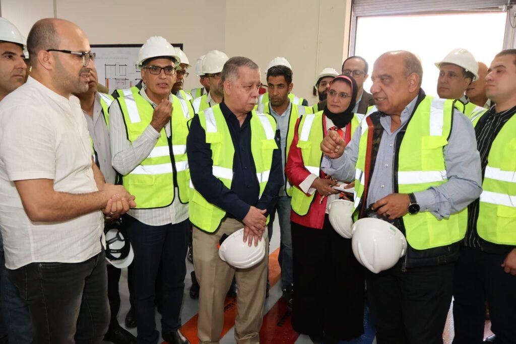 محمود عصمت وزير الكهرباء يجتمع برؤساء الشركات لمتابعة منظومة الطاقة بالدلتا