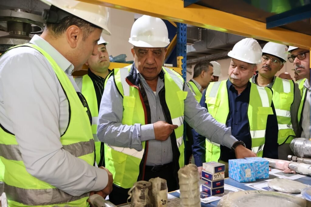 محمود عصمت وزير الكهرباء يجتمع برؤساء الشركات لمتابعة منظومة الطاقة بالدلتا