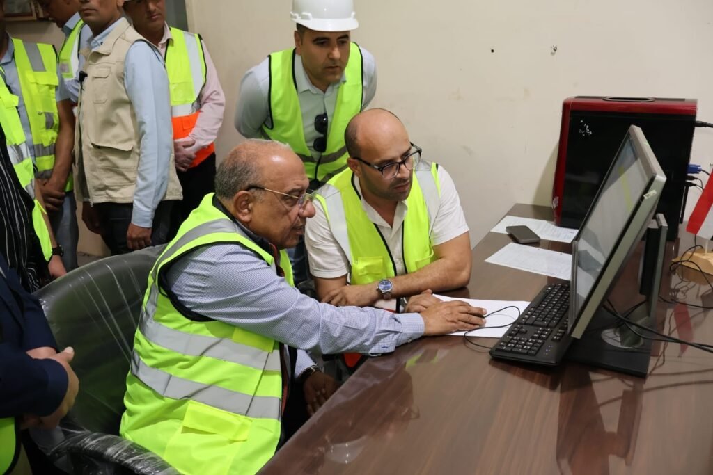 محمود عصمت وزير الكهرباء يجتمع برؤساء الشركات لمتابعة منظومة الطاقة بالدلتا