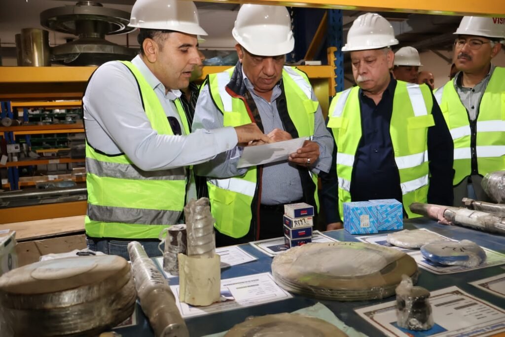 محمود عصمت وزير الكهرباء يجتمع برؤساء الشركات لمتابعة منظومة الطاقة بالدلتا