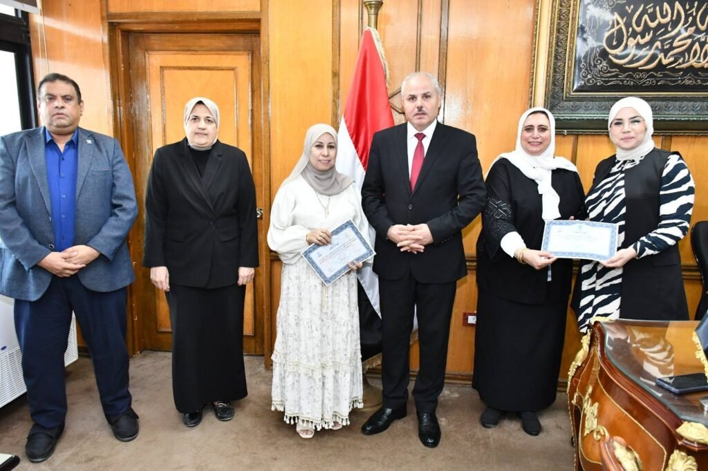 الدكتور ناصر مندور رئيس جامعة قناة السويس يكرم الفائزين بجائزة التميز 