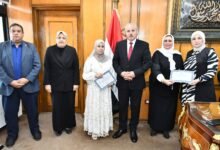 الدكتور ناصر مندور رئيس جامعة قناة السويس يكرم الفائزين بجائزة التميز 