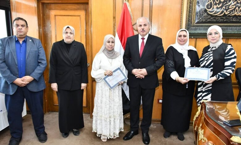 الدكتور ناصر مندور رئيس جامعة قناة السويس يكرم الفائزين بجائزة التميز 