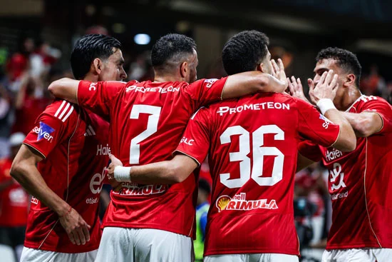 الاهلي يتخطي سيراميك بثنائية