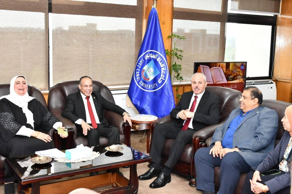 الدكتور ناصر مندور رئيس جامعة قناة السويس يكرم الفائزين بجائزة التميز 