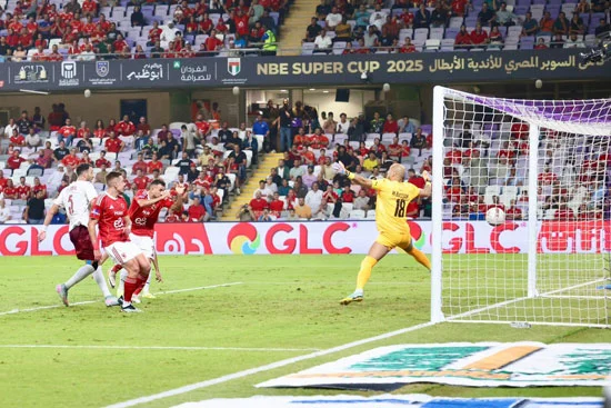 الخبير الكولومبي أوسكار رويز يشيد بالبنا بعد جدل ضربة جزاء الأهلي وسيراميكا 