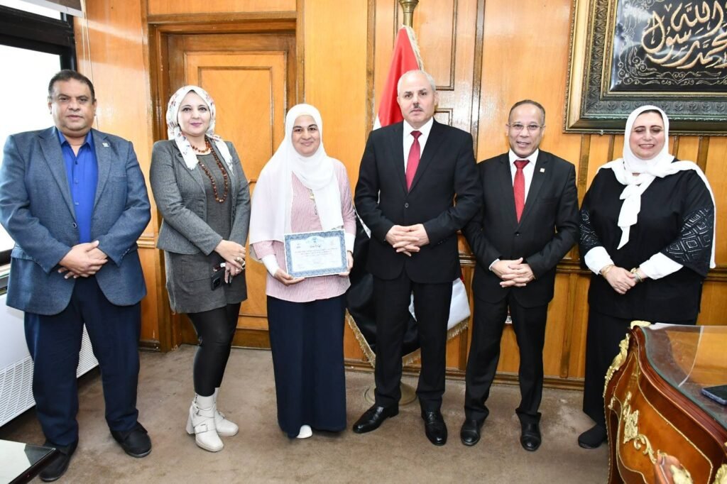 الدكتور ناصر مندور رئيس جامعة قناة السويس يكرم الفائزين بجائزة التميز 