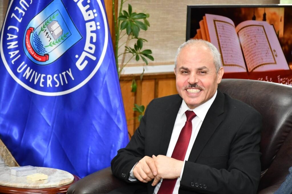 الدكتور ناصر مندور رئيس جامعة قناة السويس يكرم الفائزين بجائزة التميز 