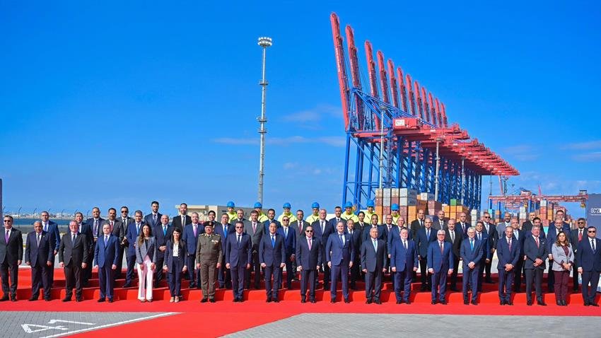 السيسي يفتتح محطات بحرية جديدة لتعزيز قدرات قناة السويس