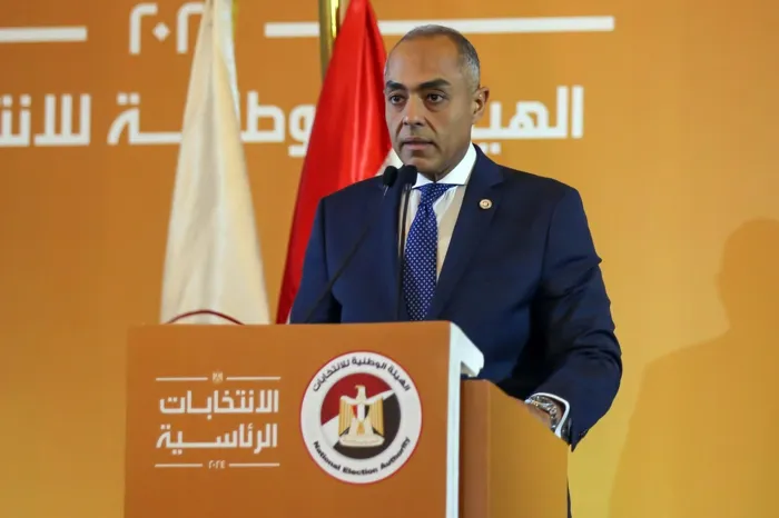 القاضي أحمد بنداري استمرار العمل بلجان الانتخابات حتى تمكين آخر ناخب من التصويت في المرحلة الأولى 