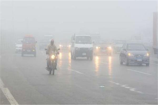 شبورة كثيفة تعطل حركة المرور بطريق الواحات وتزيد مخاوف السائقين اليوم