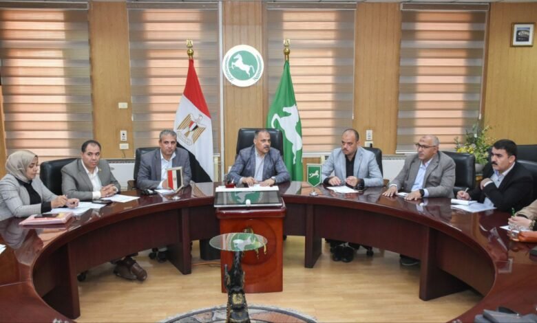 محافظ الشرقية يبحث تسريع تنفيذ وتسليم مشروعات مياه وصرف مركز ومدينة الزقازيق 