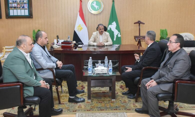 محافظ الشرقية يبحث مع رئيس الخدمات البيطرية تعزيز التعاون المشترك