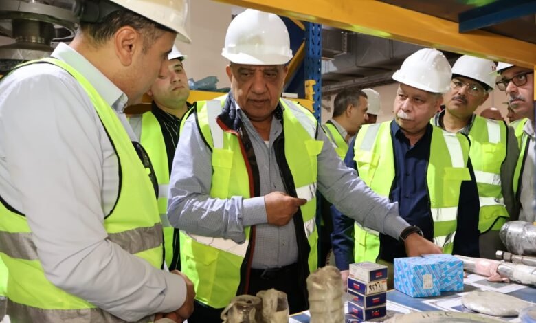 محمود عصمت وزير الكهرباء يجتمع برؤساء الشركات لمتابعة منظومة الطاقة بالدلتا