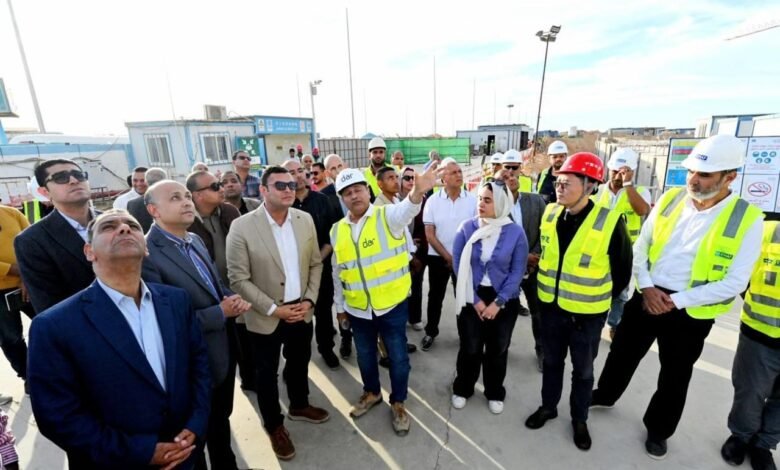 وزير الإسكان يتابع تنفيذ أبراج الداون تاون وكوبري C19 بالعلمين الجديدة