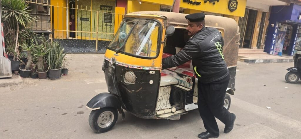 حملات موسعة بالزقازيق لضبط التكاتك المخالفة وتحقيق الانضباط المروري