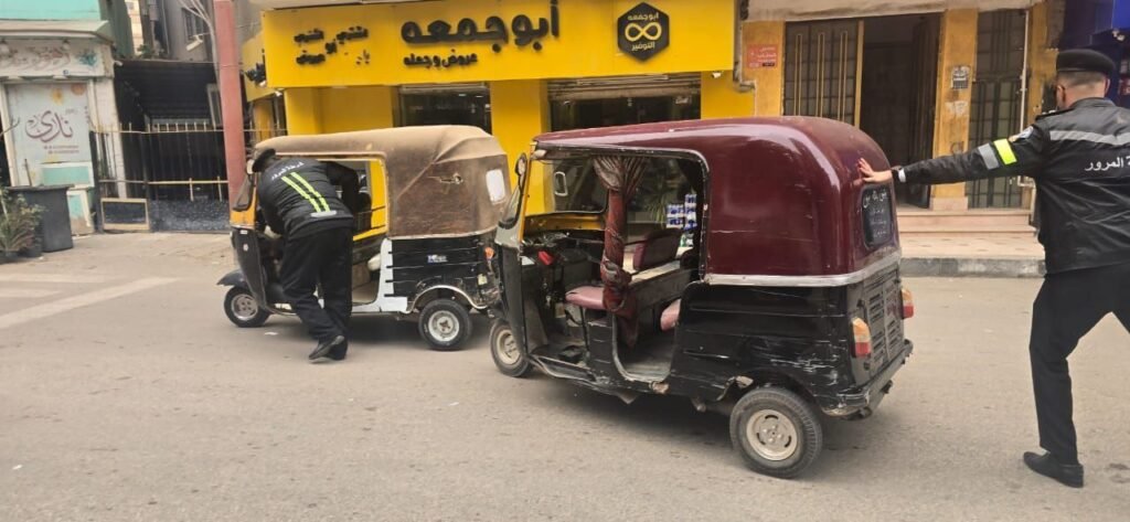 حملات موسعة بالزقازيق لضبط التكاتك المخالفة وتحقيق الانضباط المروري