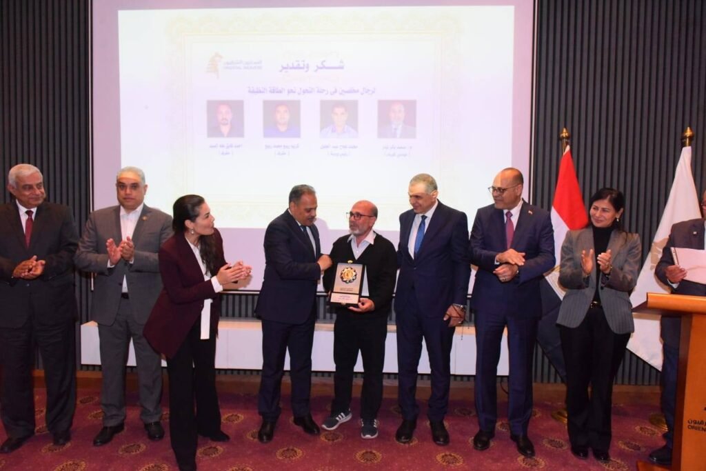 محافظ الشرقية يشهد افتتاح محطتي طاقة شمسية بالنساجون الشرقيون بمدينة العاشر