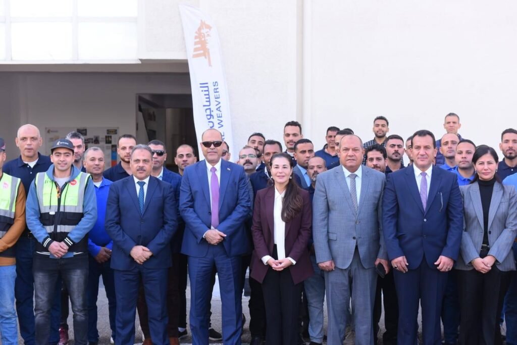 محافظ الشرقية يشهد افتتاح محطتي طاقة شمسية بالنساجون الشرقيون بمدينة العاشر