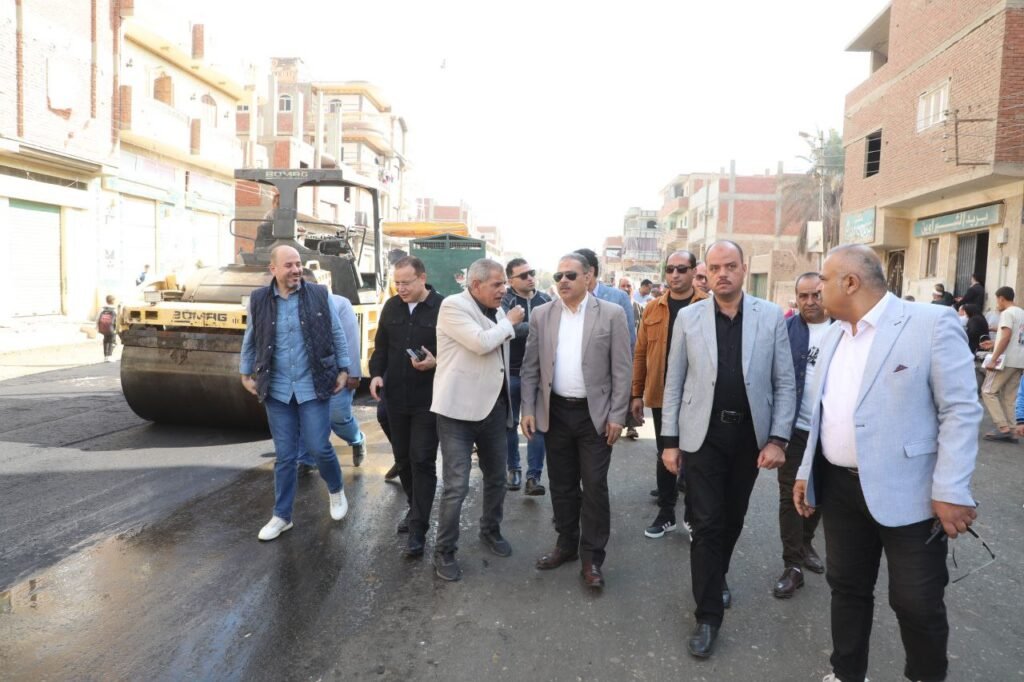 محافظ الشرقية يتابع مشروعات الرصف الجاري تنفيذها بمختلف مراكز ومدن المحافظة