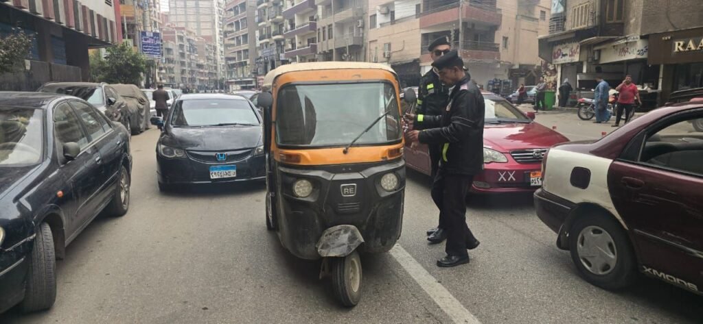 حملات موسعة بالزقازيق لضبط التكاتك المخالفة وتحقيق الانضباط المروري