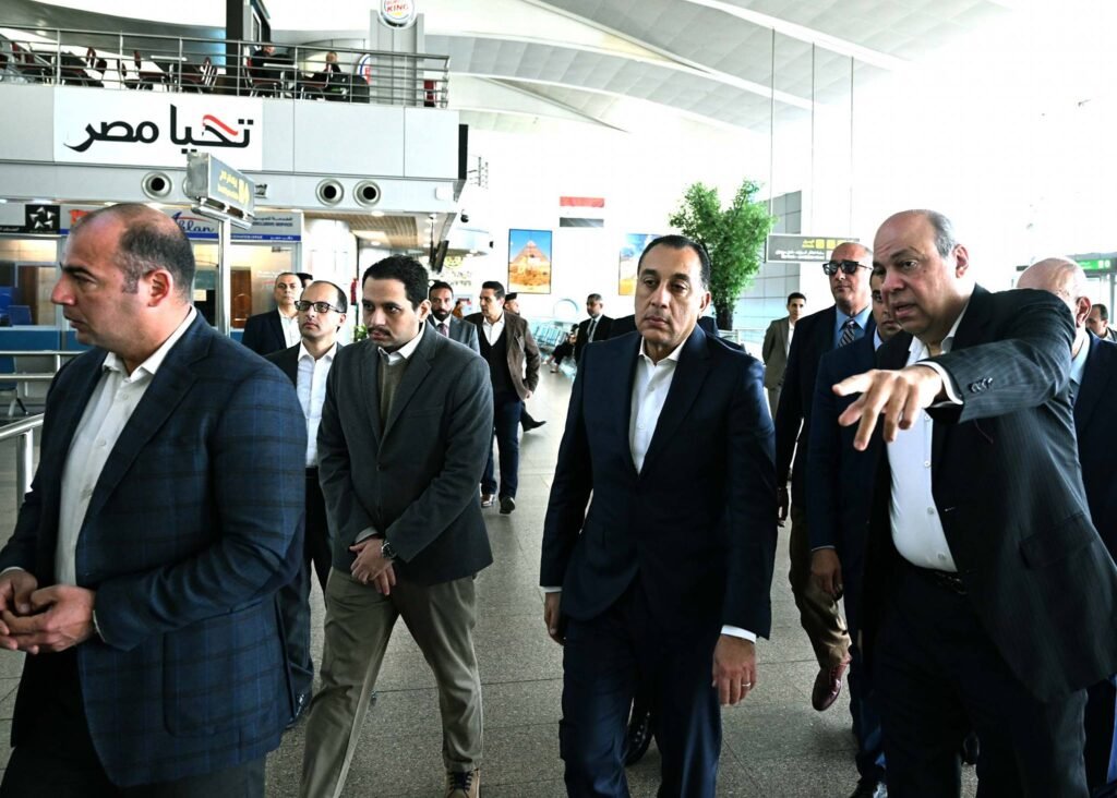 رئيس الوزراء يبدأ جولة تفقدية موسعة بمطار القاهرة الدولي اليوم